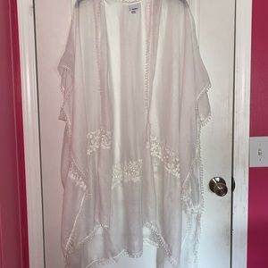 WHITE KIMONO/SHAWL WITH LACE DETAILS
